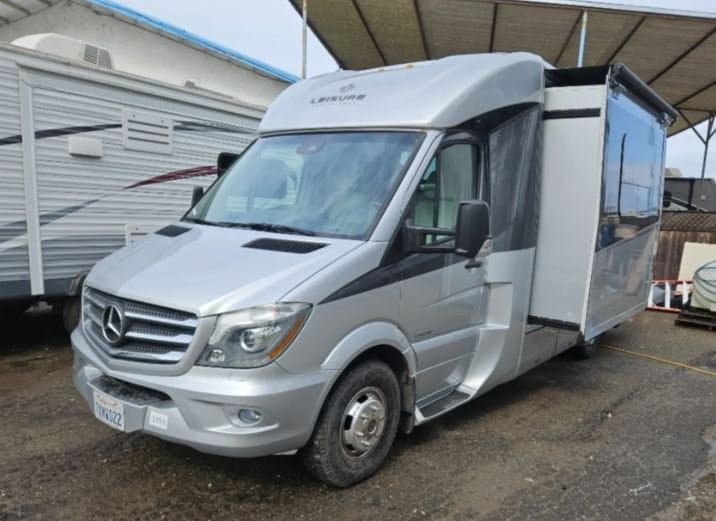 2017 Leisure Travel Vans 2017 Leisure Travel Vans Unity - thumbnail 4