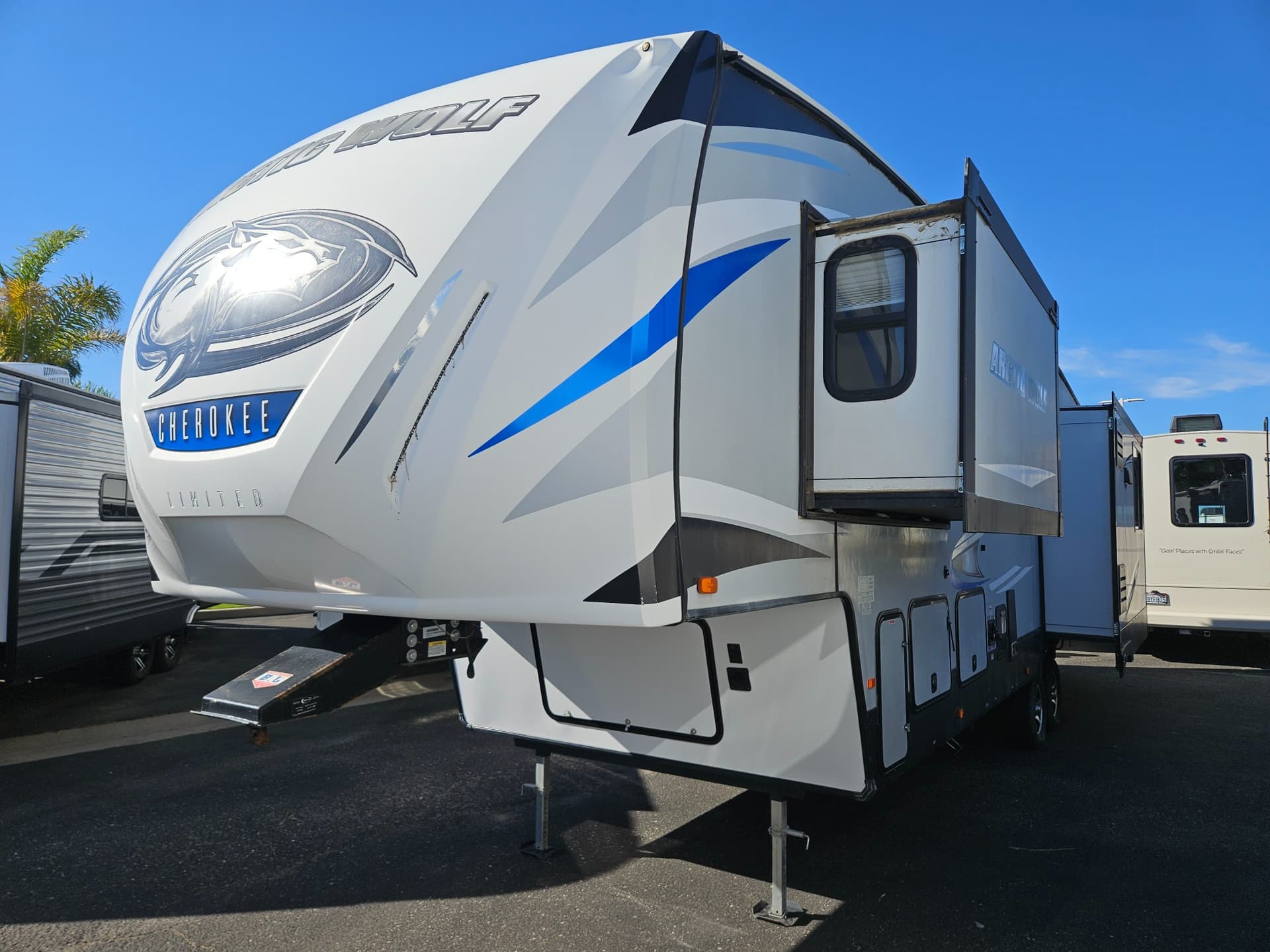 2021 Forest River 2021 Forest River Cherokee Arctic Wolf - thumbnail 2