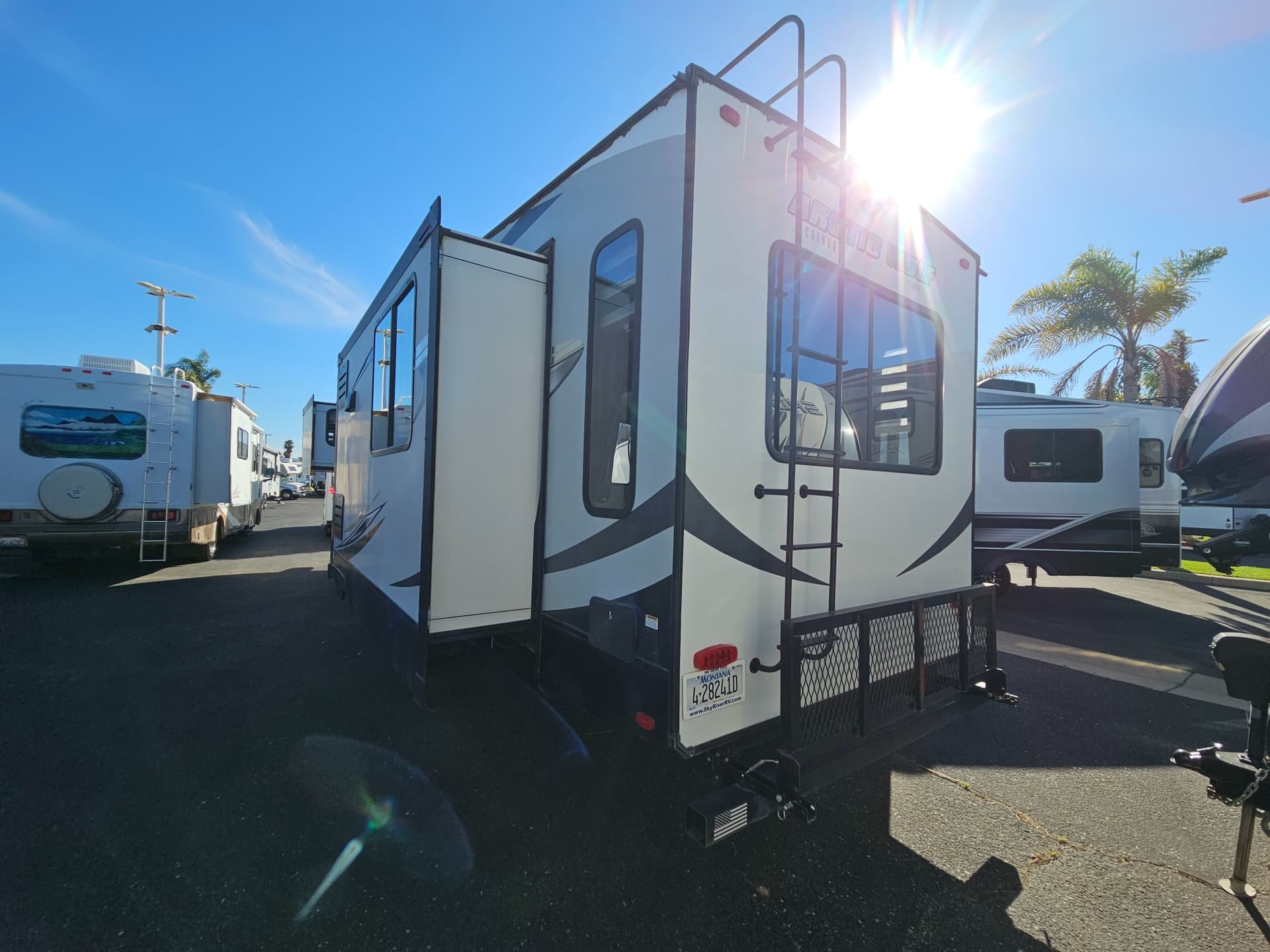 2021 Forest River 2021 Forest River Cherokee Arctic Wolf - thumbnail 3