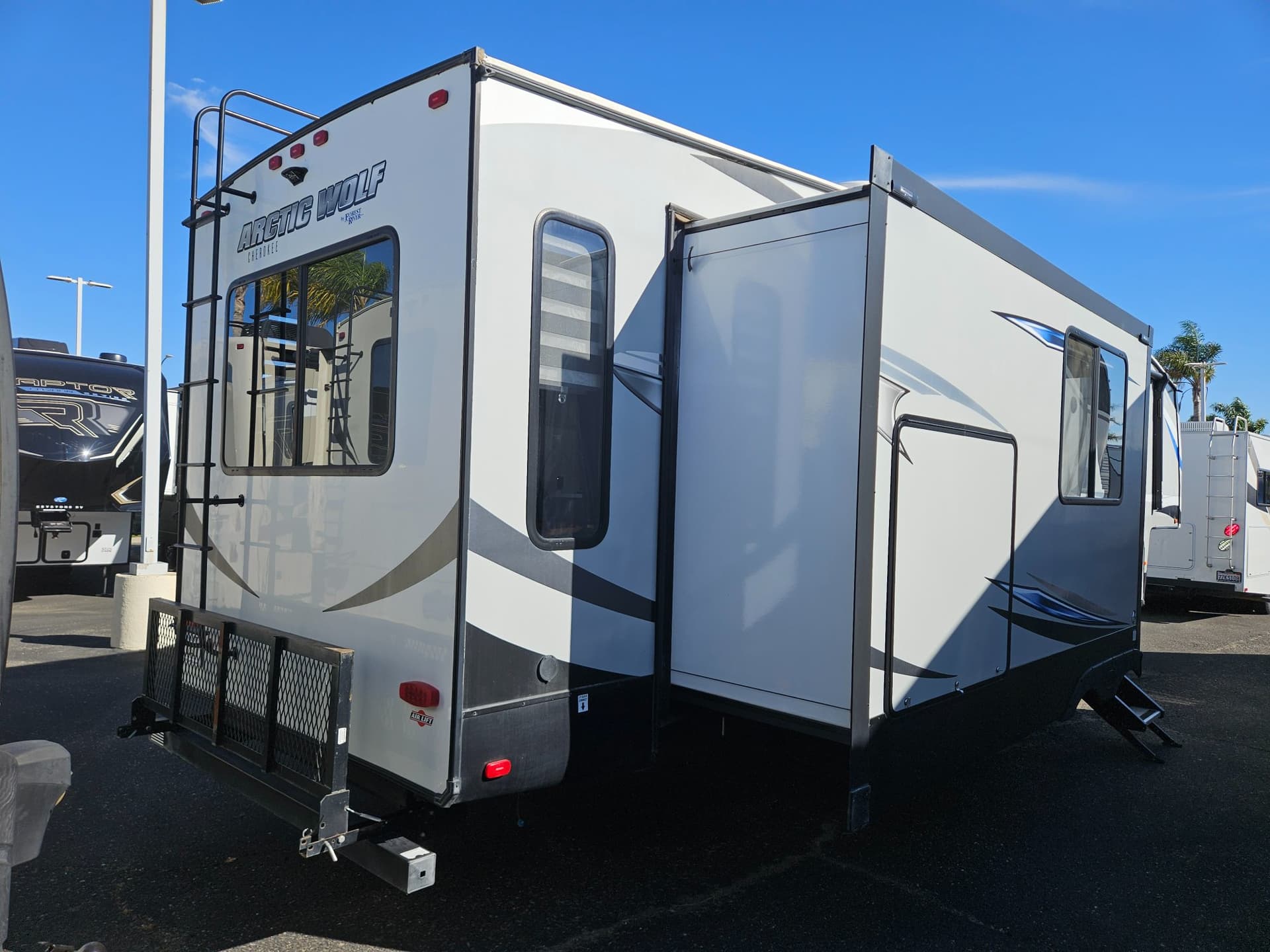 2021 Forest River 2021 Forest River Cherokee Arctic Wolf - thumbnail 4