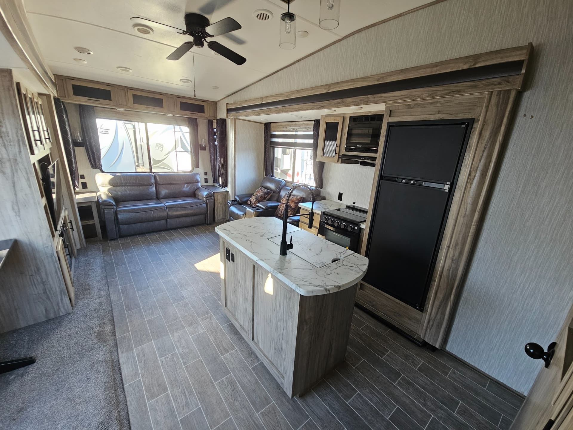 2021 Forest River 2021 Forest River Cherokee Arctic Wolf - thumbnail 5