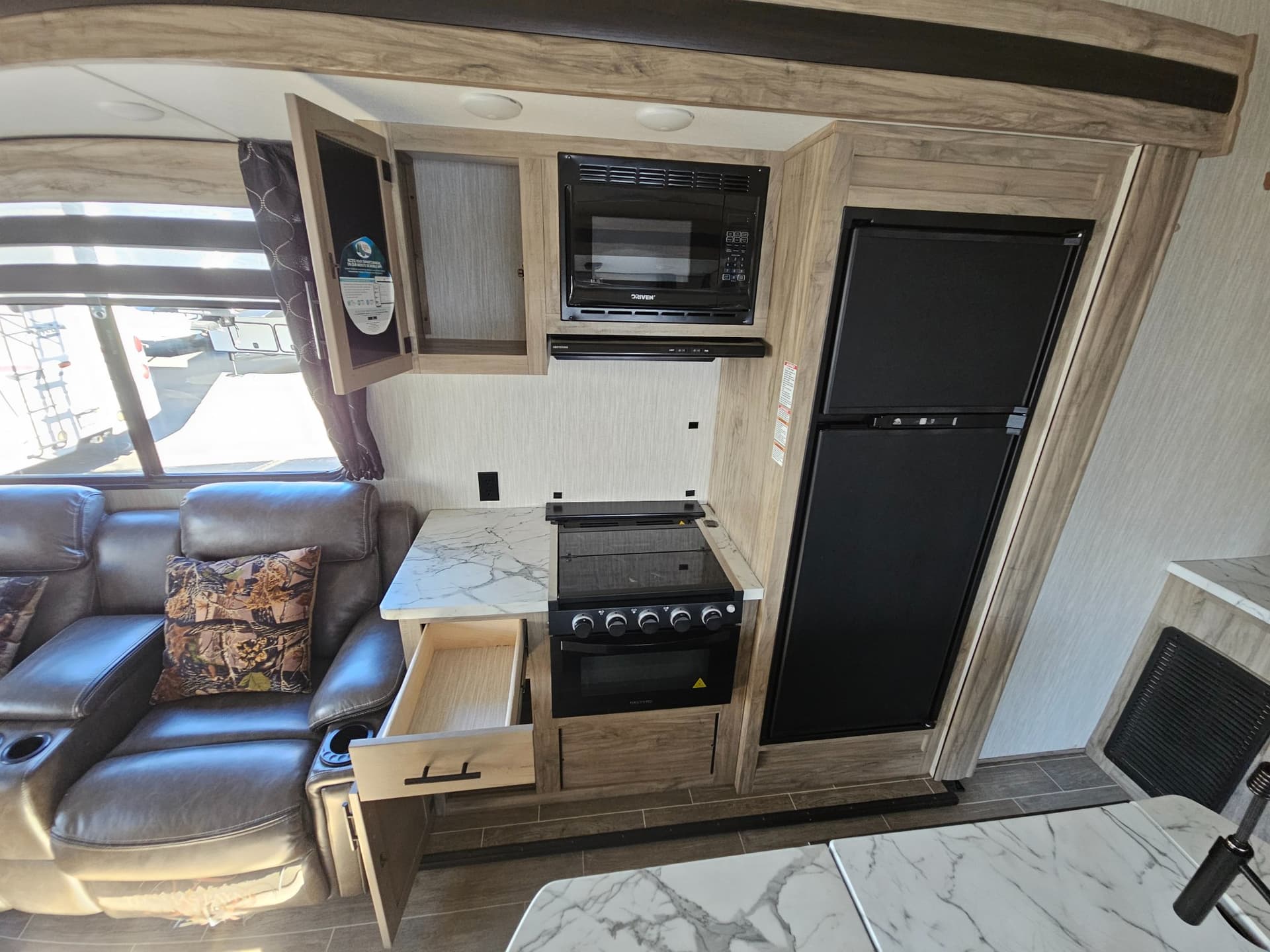 2021 Forest River 2021 Forest River Cherokee Arctic Wolf - thumbnail 14