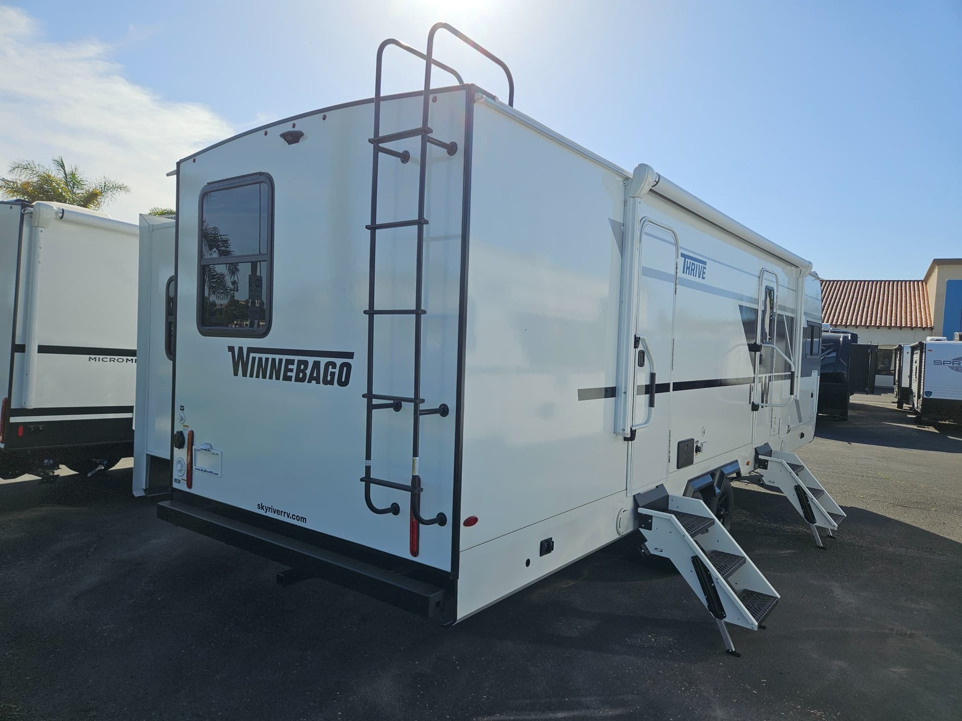 2026 Winnebago 2026 Winnebago Thrive - thumbnail 2