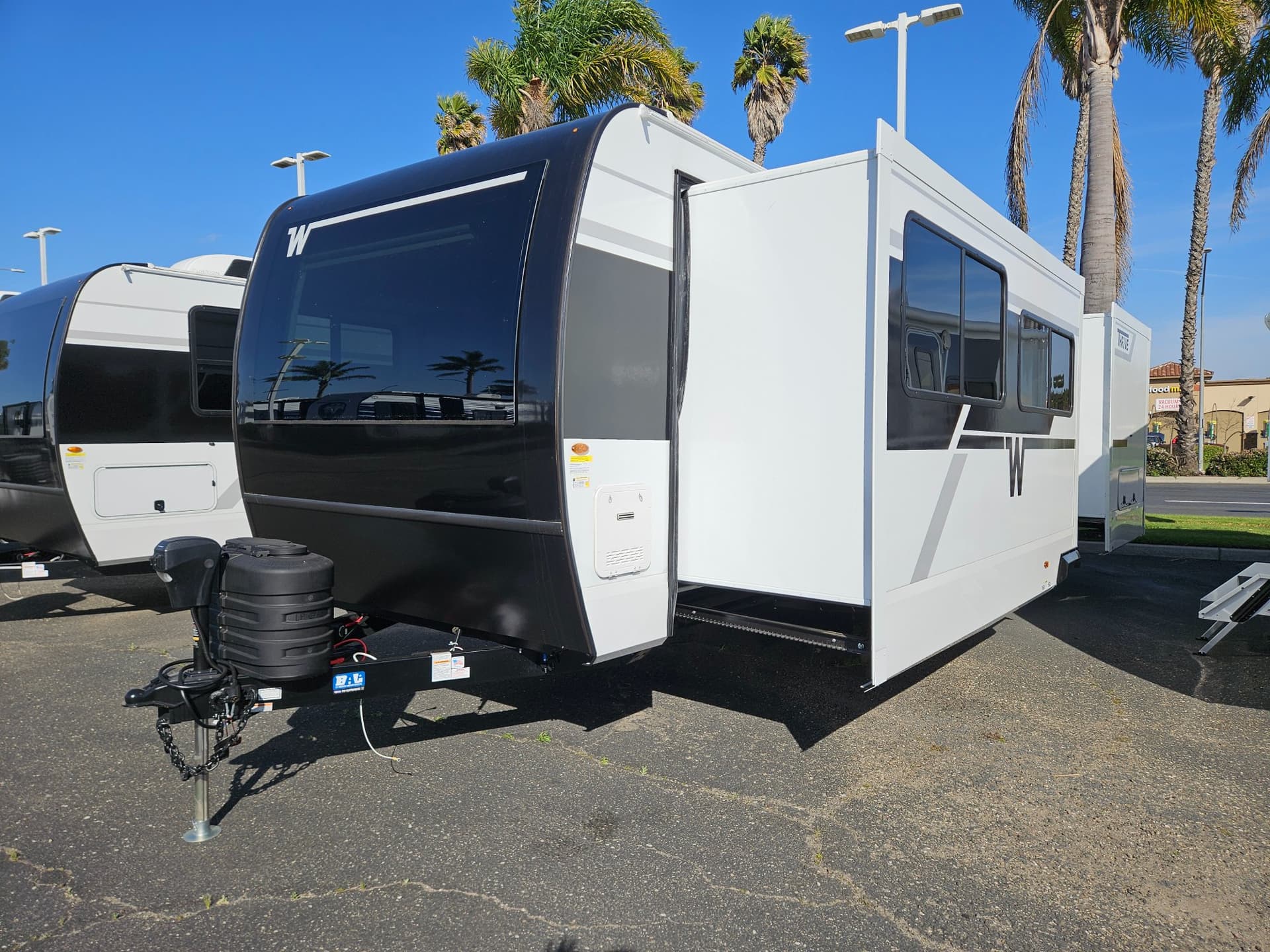 2026 Winnebago 2026 Winnebago Thrive - thumbnail 4