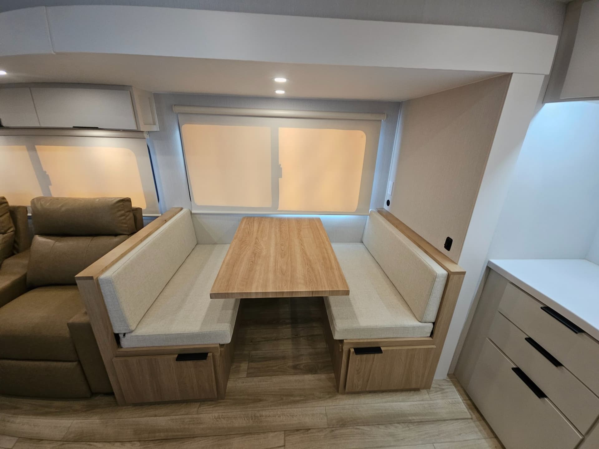 2026 Winnebago 2026 Winnebago Thrive - thumbnail 10