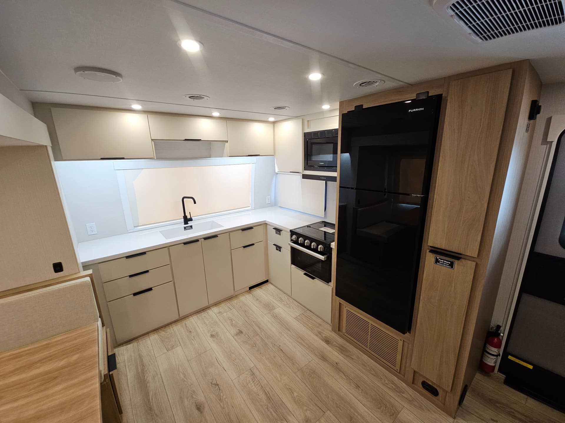 2026 Winnebago 2026 Winnebago Thrive - thumbnail 12