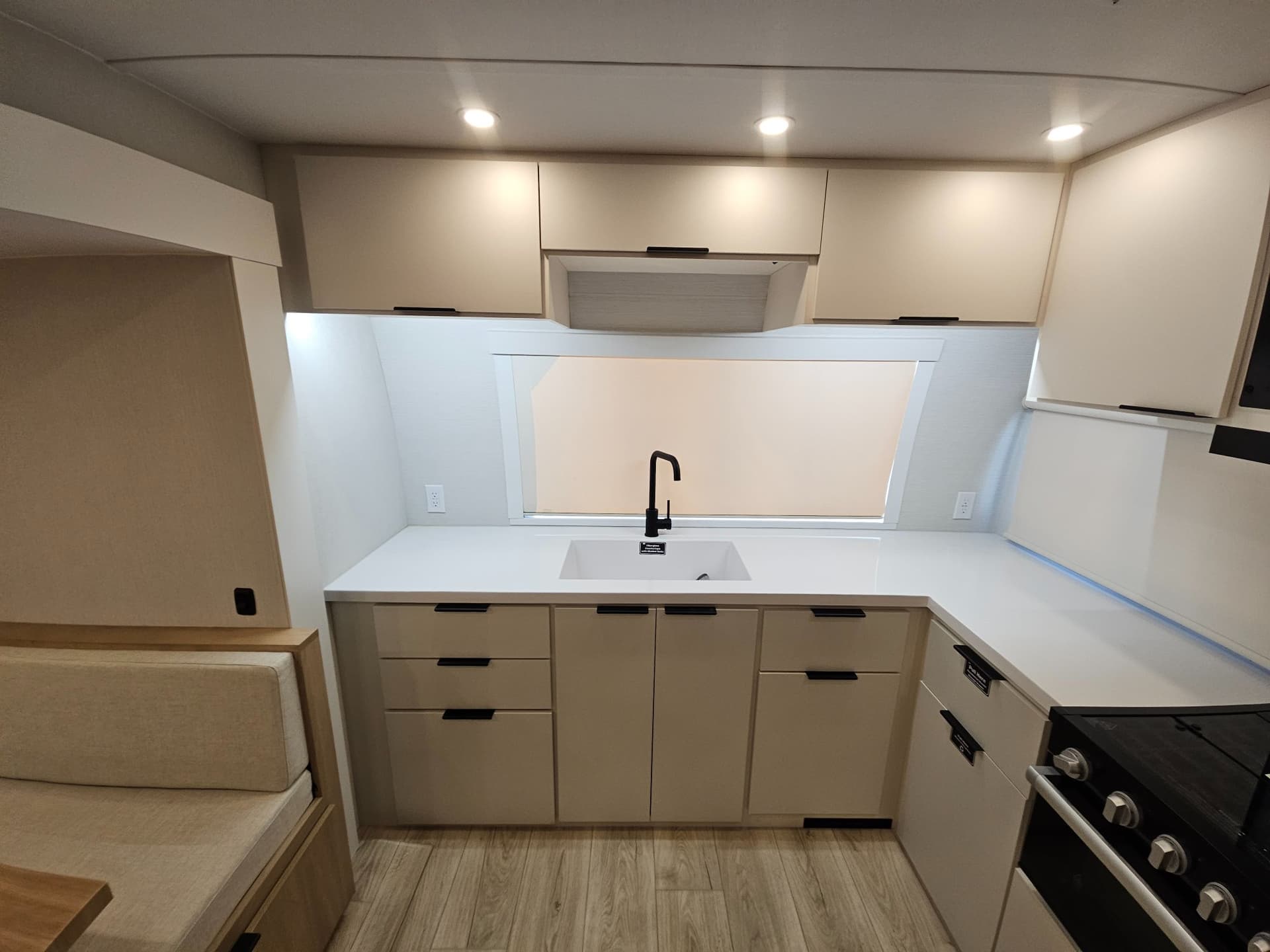 2026 Winnebago 2026 Winnebago Thrive - thumbnail 13