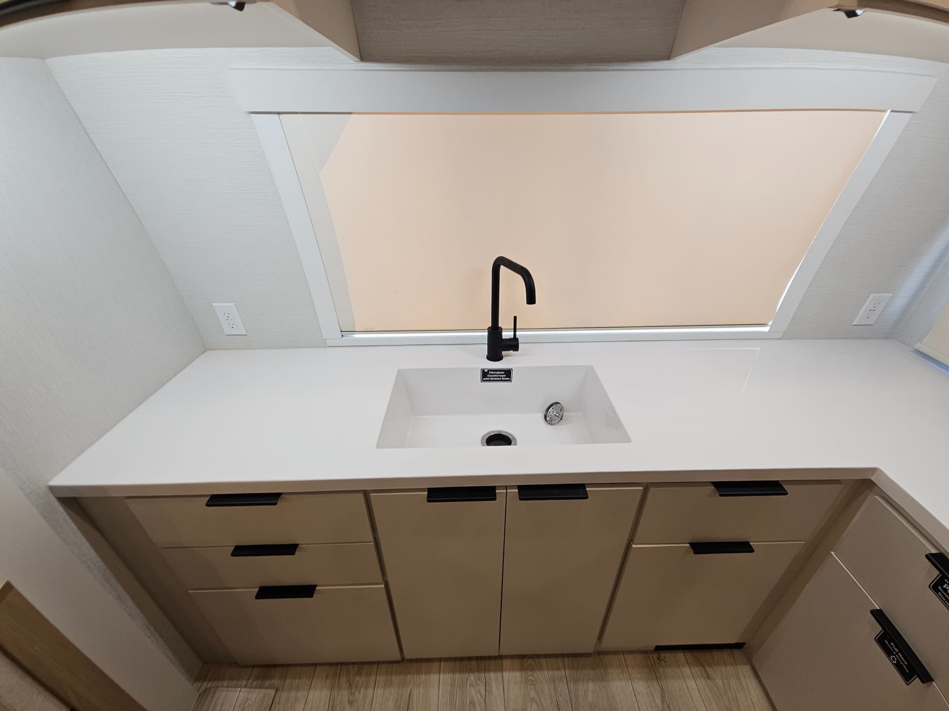 2026 Winnebago 2026 Winnebago Thrive - thumbnail 14