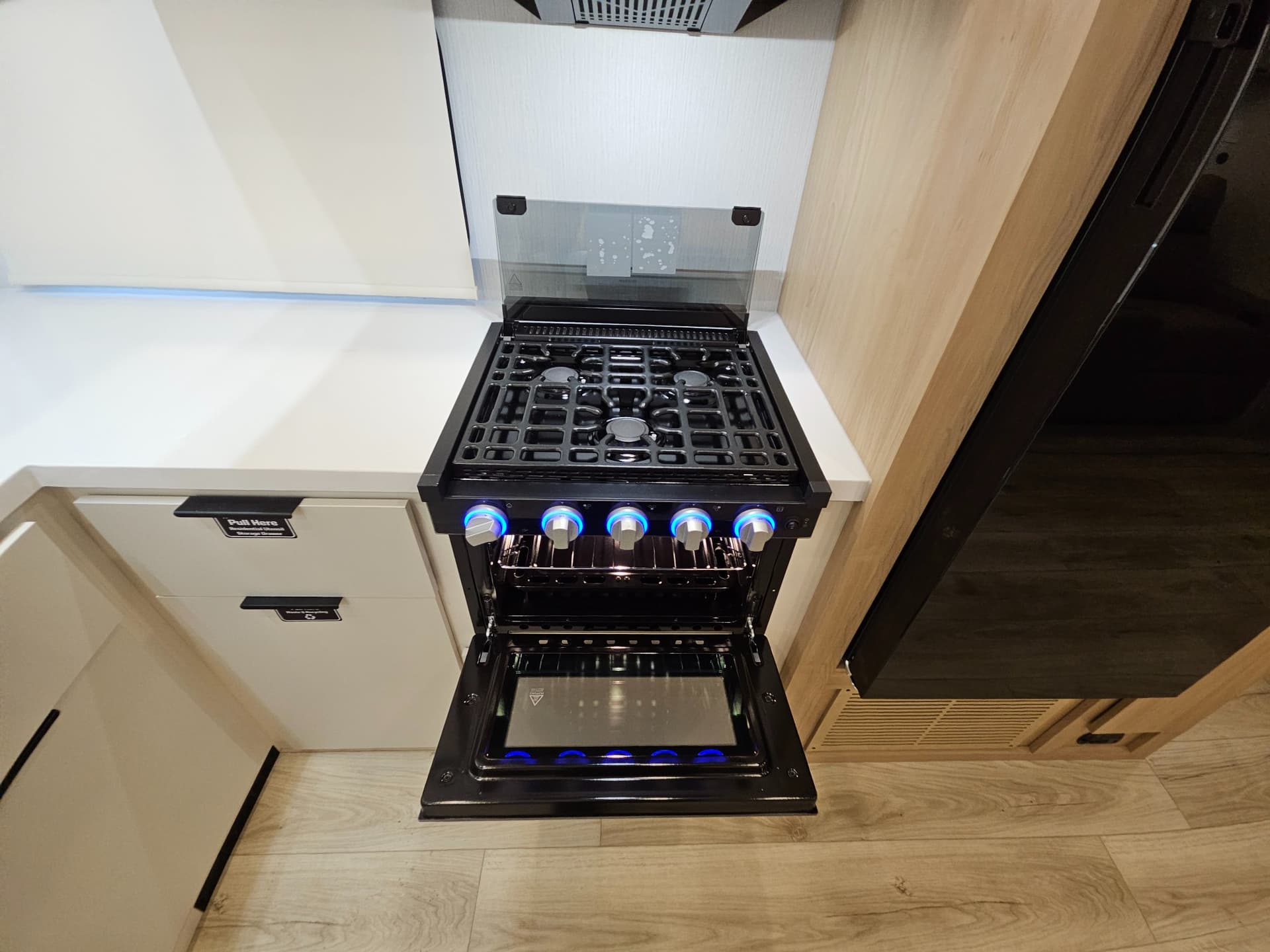 2026 Winnebago 2026 Winnebago Thrive - thumbnail 19