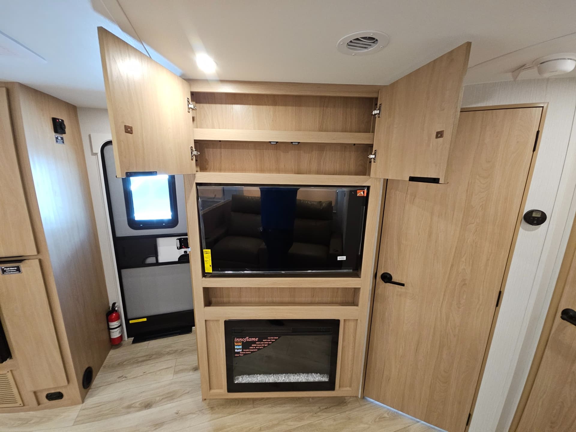 2026 Winnebago 2026 Winnebago Thrive - thumbnail 23