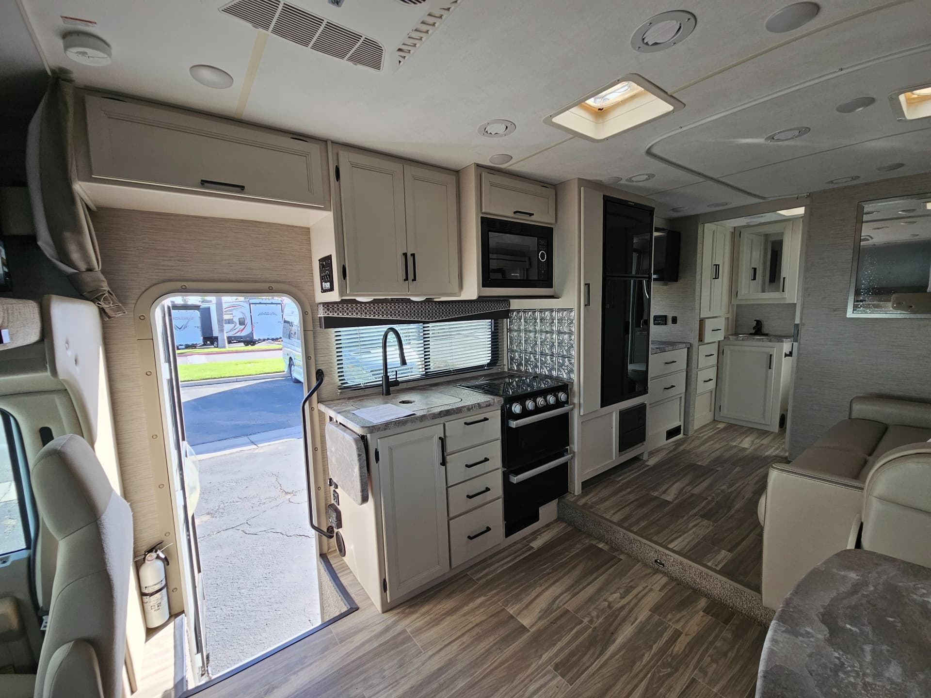 2021 Thor Motor Coach 2021 Thor Motor Coach Four Winds - thumbnail 9