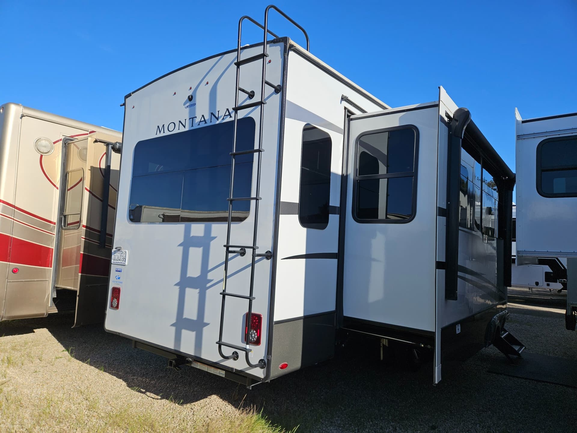 2024 Keystone RV 2024 Keystone RV Montana - thumbnail 3