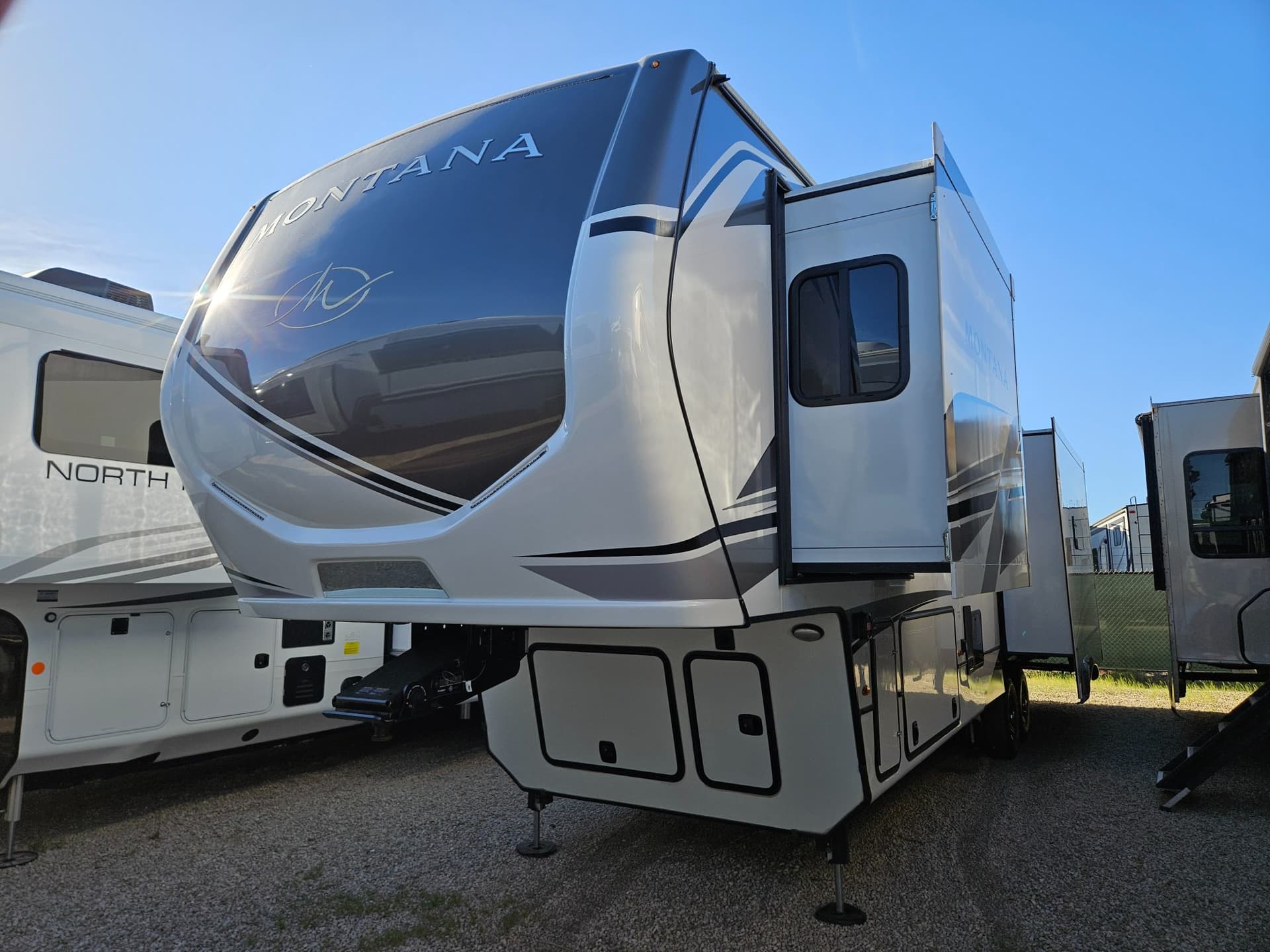 2024 Keystone RV 2024 Keystone RV Montana - thumbnail 5