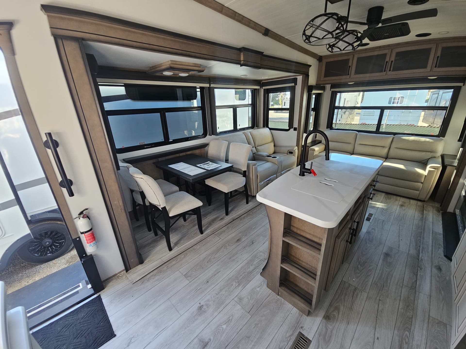 2024 Keystone RV 2024 Keystone RV Montana - thumbnail 7