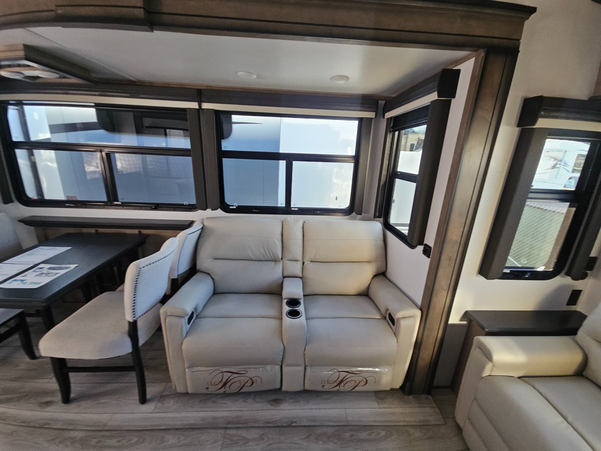 2024 Keystone RV 2024 Keystone RV Montana - thumbnail 9