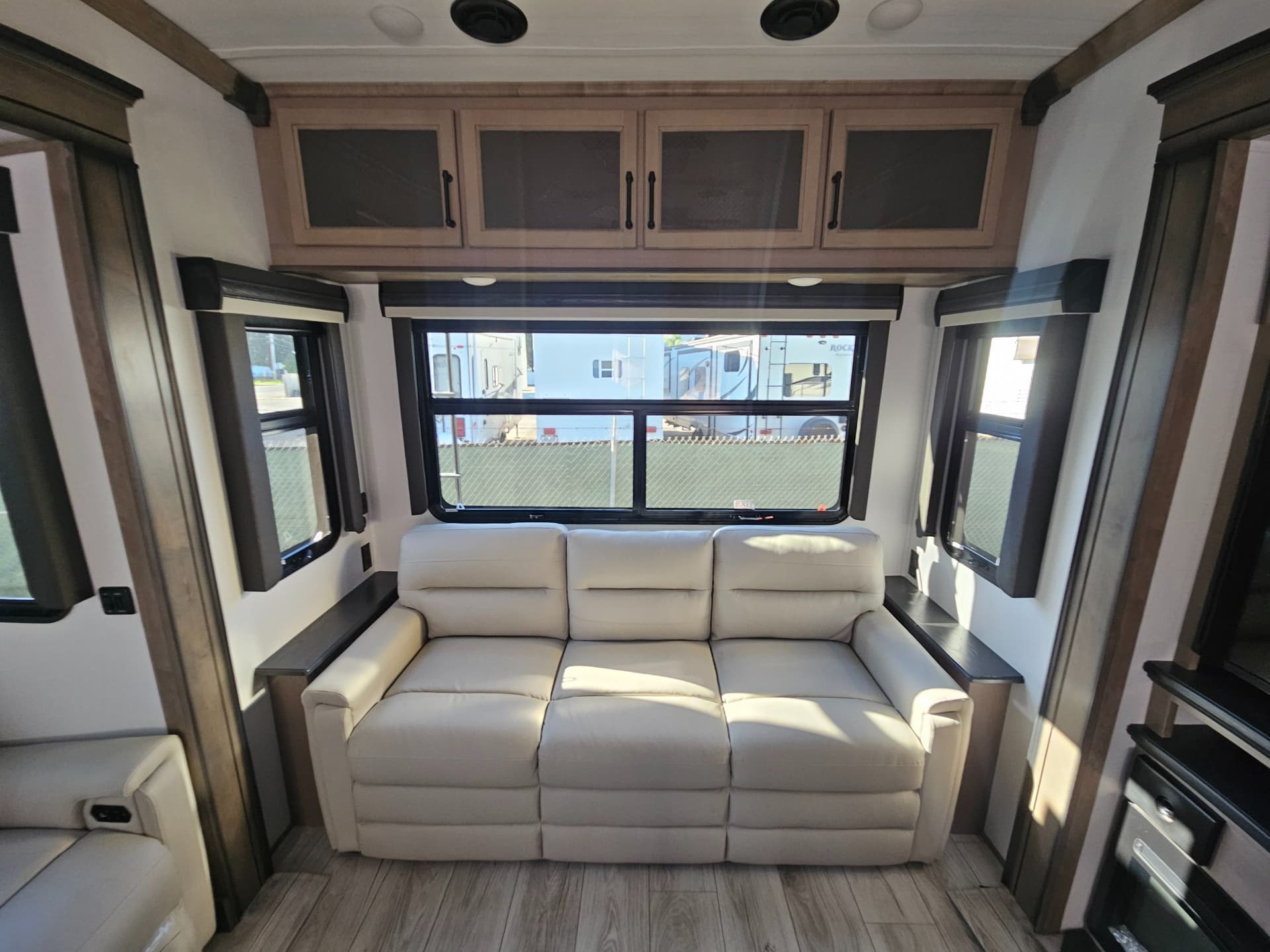 2024 Keystone RV 2024 Keystone RV Montana - thumbnail 10