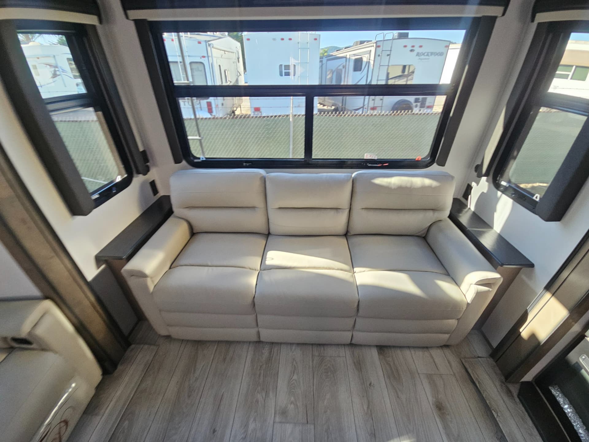 2024 Keystone RV 2024 Keystone RV Montana - thumbnail 11