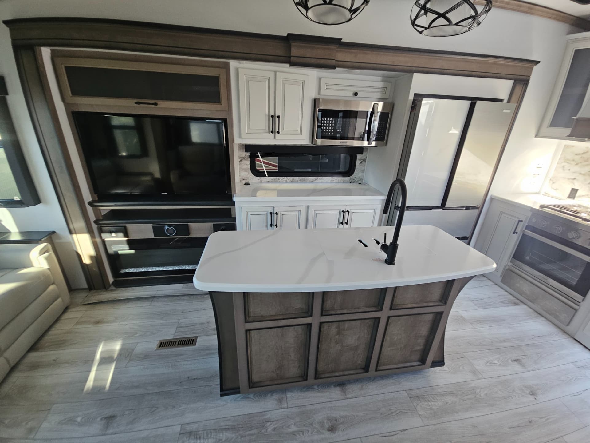 2024 Keystone RV 2024 Keystone RV Montana - thumbnail 15