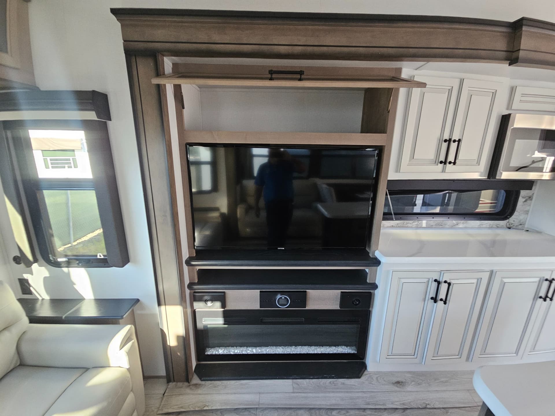 2024 Keystone RV 2024 Keystone RV Montana - thumbnail 16