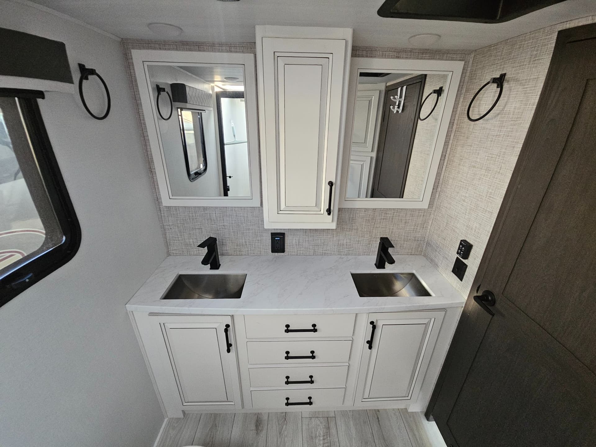 2024 Keystone RV 2024 Keystone RV Montana - thumbnail 33