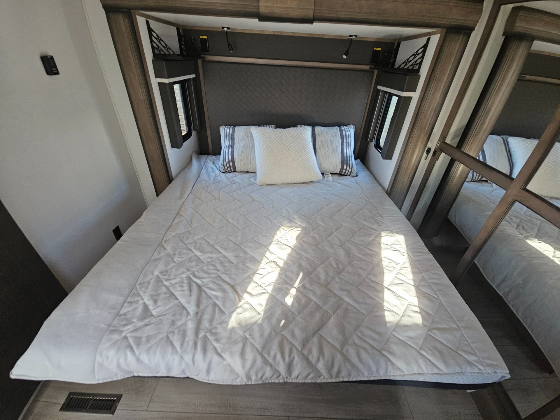 2024 Keystone RV 2024 Keystone RV Montana - thumbnail 36