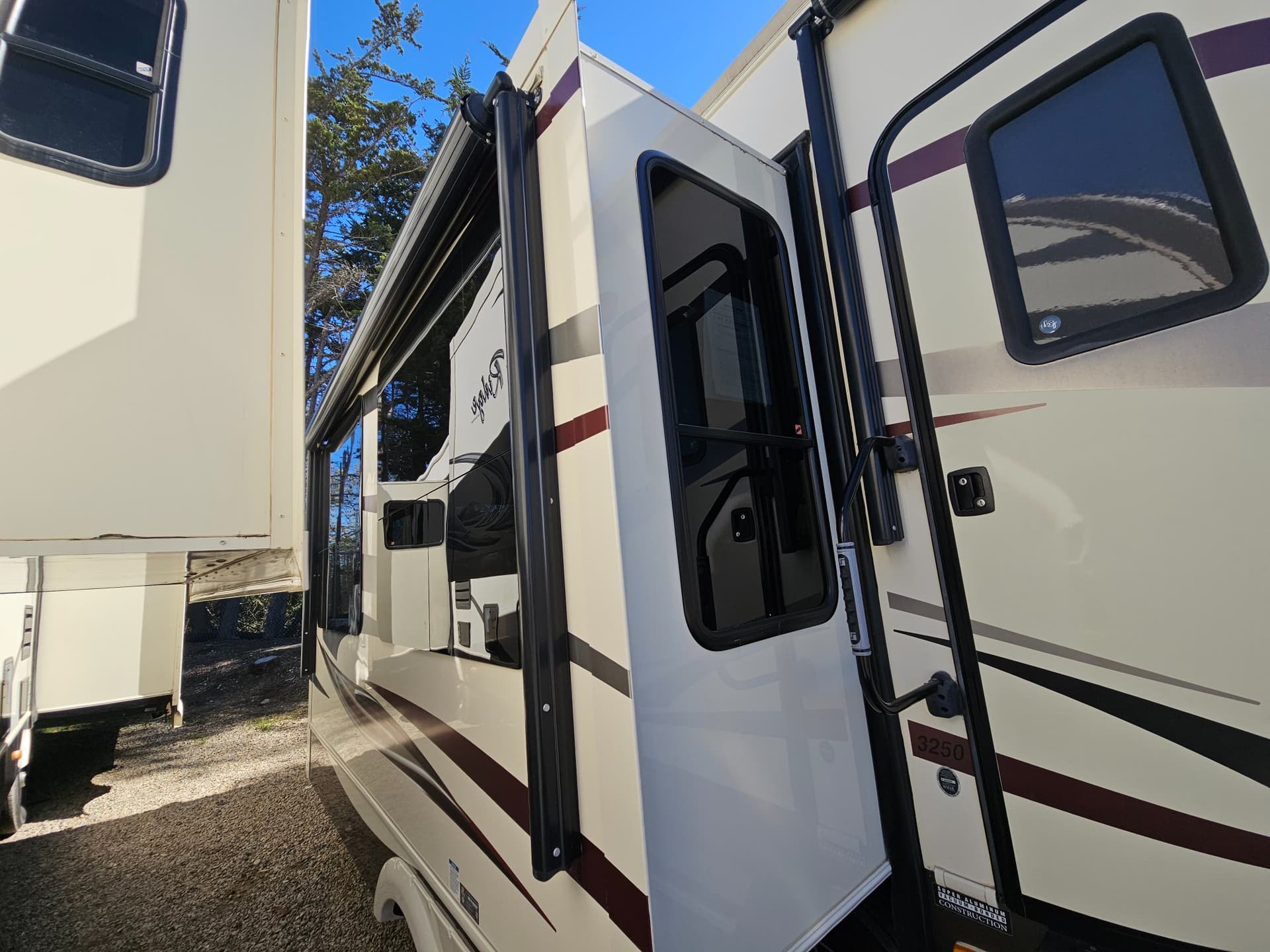 2017 Forest River 2017 Forest River Cardinal - thumbnail 43