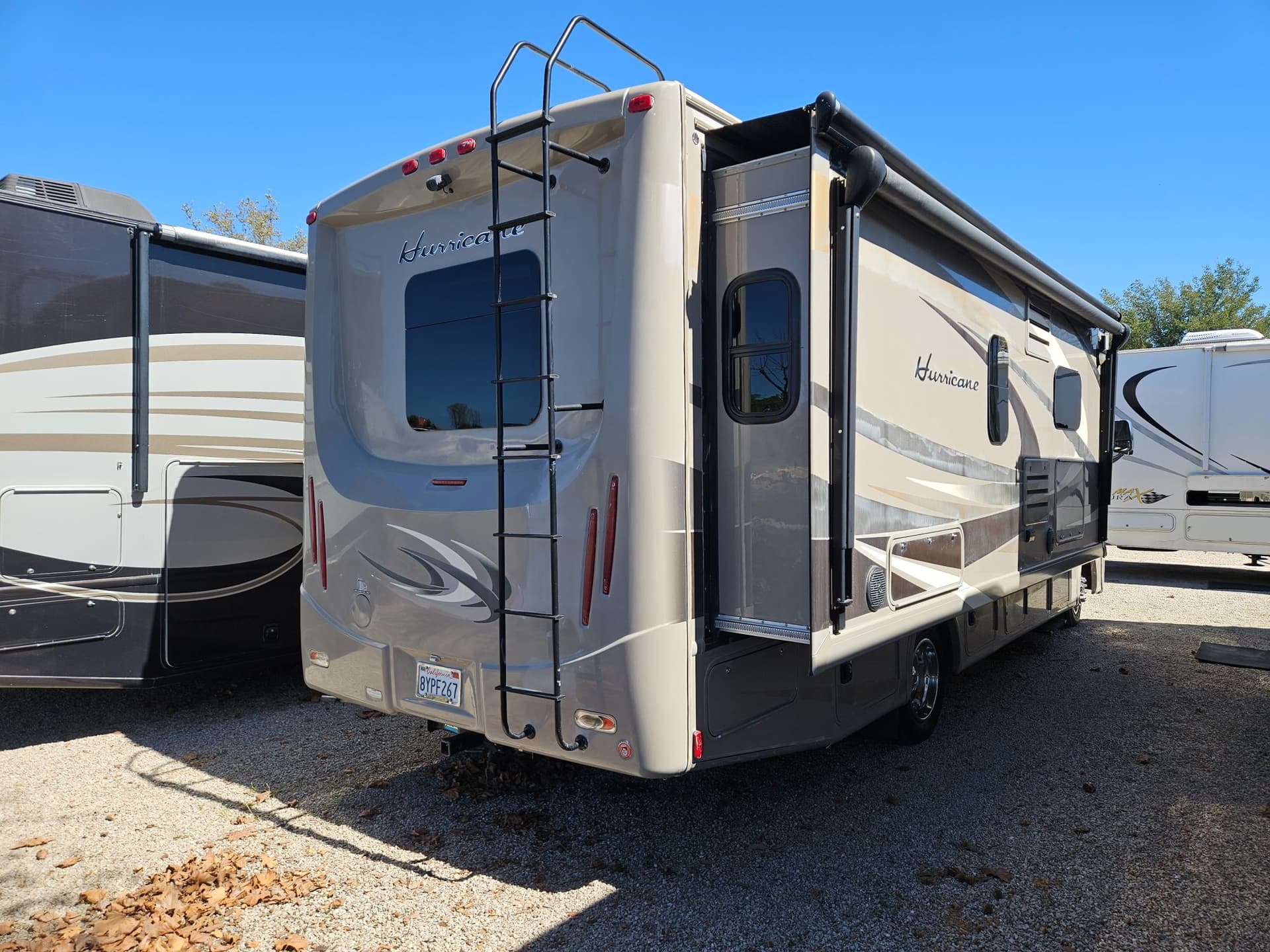 2015 Thor Motor Coach 2015 Thor Motor Coach Hurricane - thumbnail 2