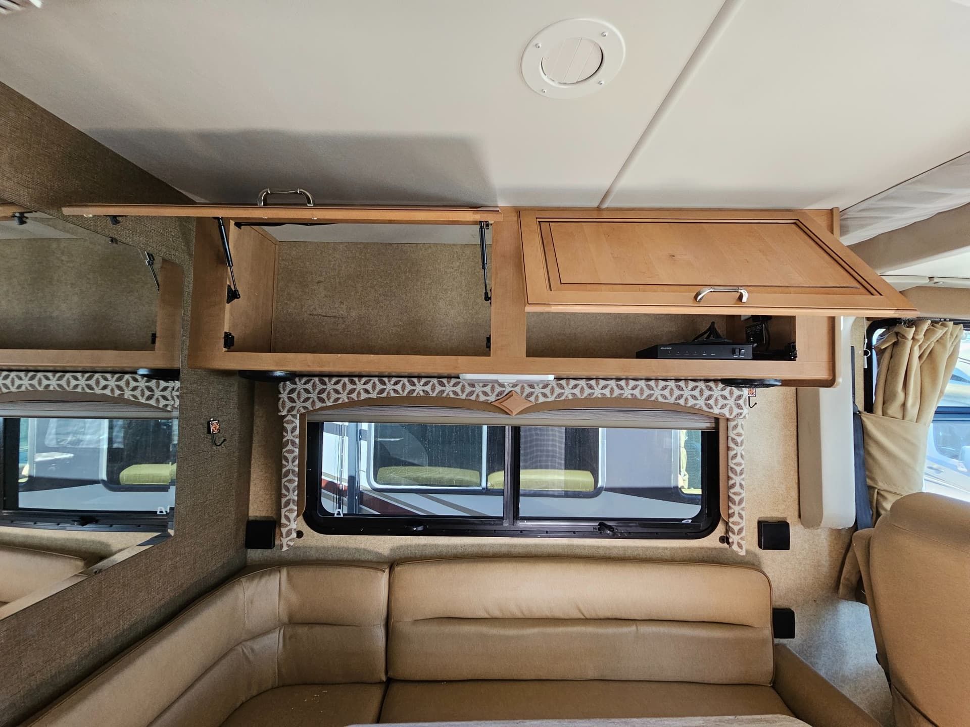 2015 Thor Motor Coach 2015 Thor Motor Coach Hurricane - thumbnail 8