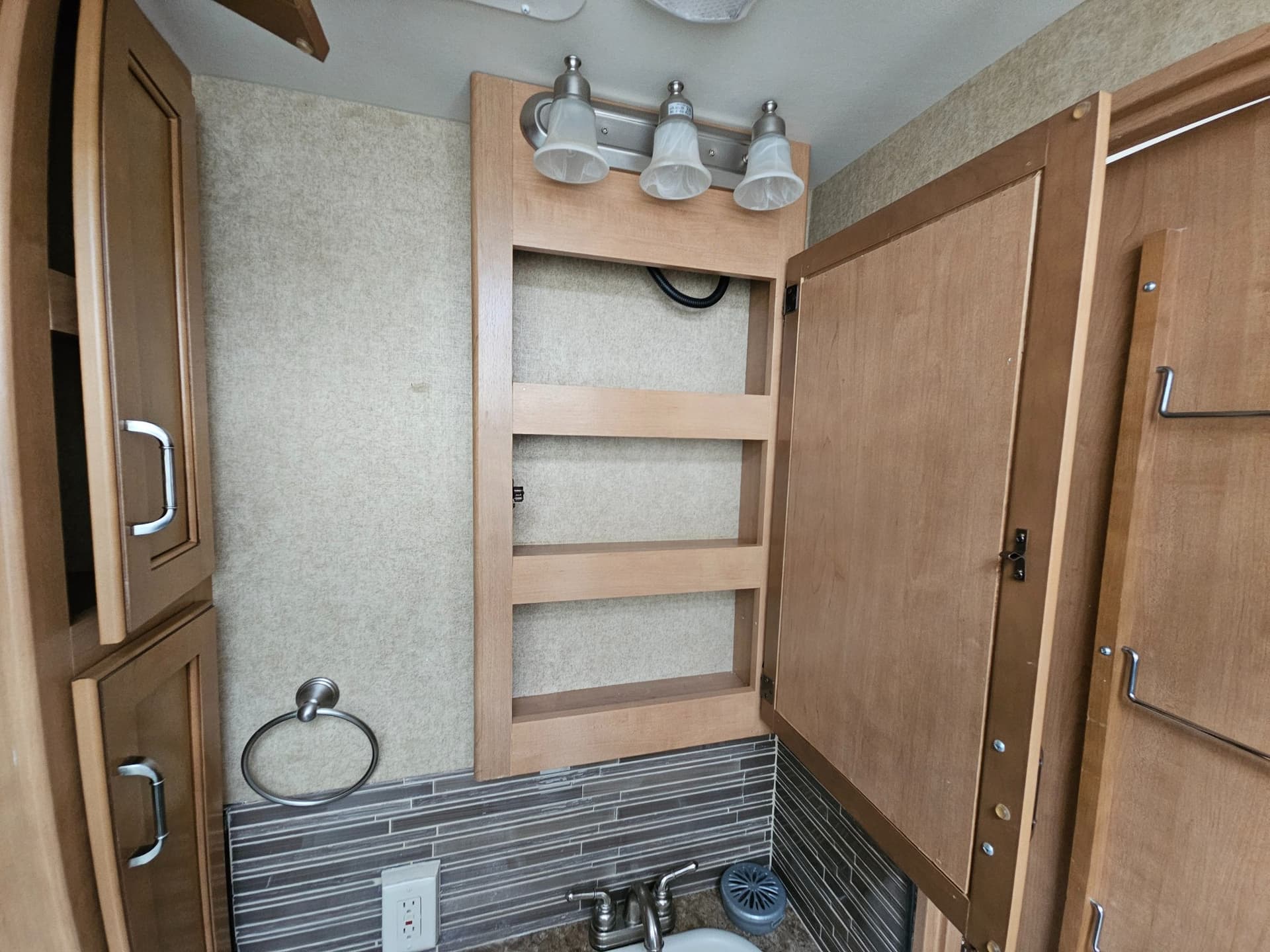 2015 Thor Motor Coach 2015 Thor Motor Coach Hurricane - thumbnail 16