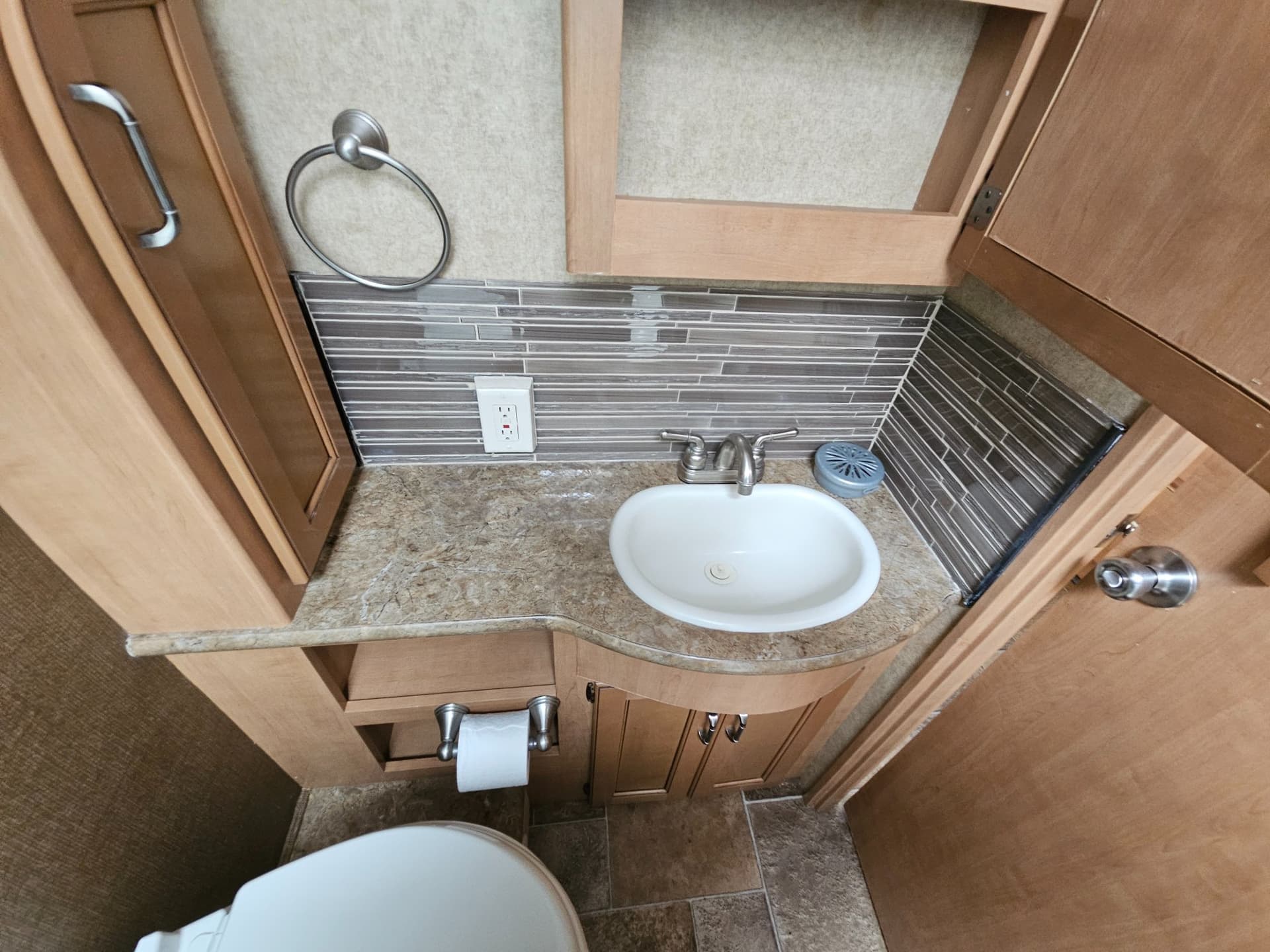 2015 Thor Motor Coach 2015 Thor Motor Coach Hurricane - thumbnail 17