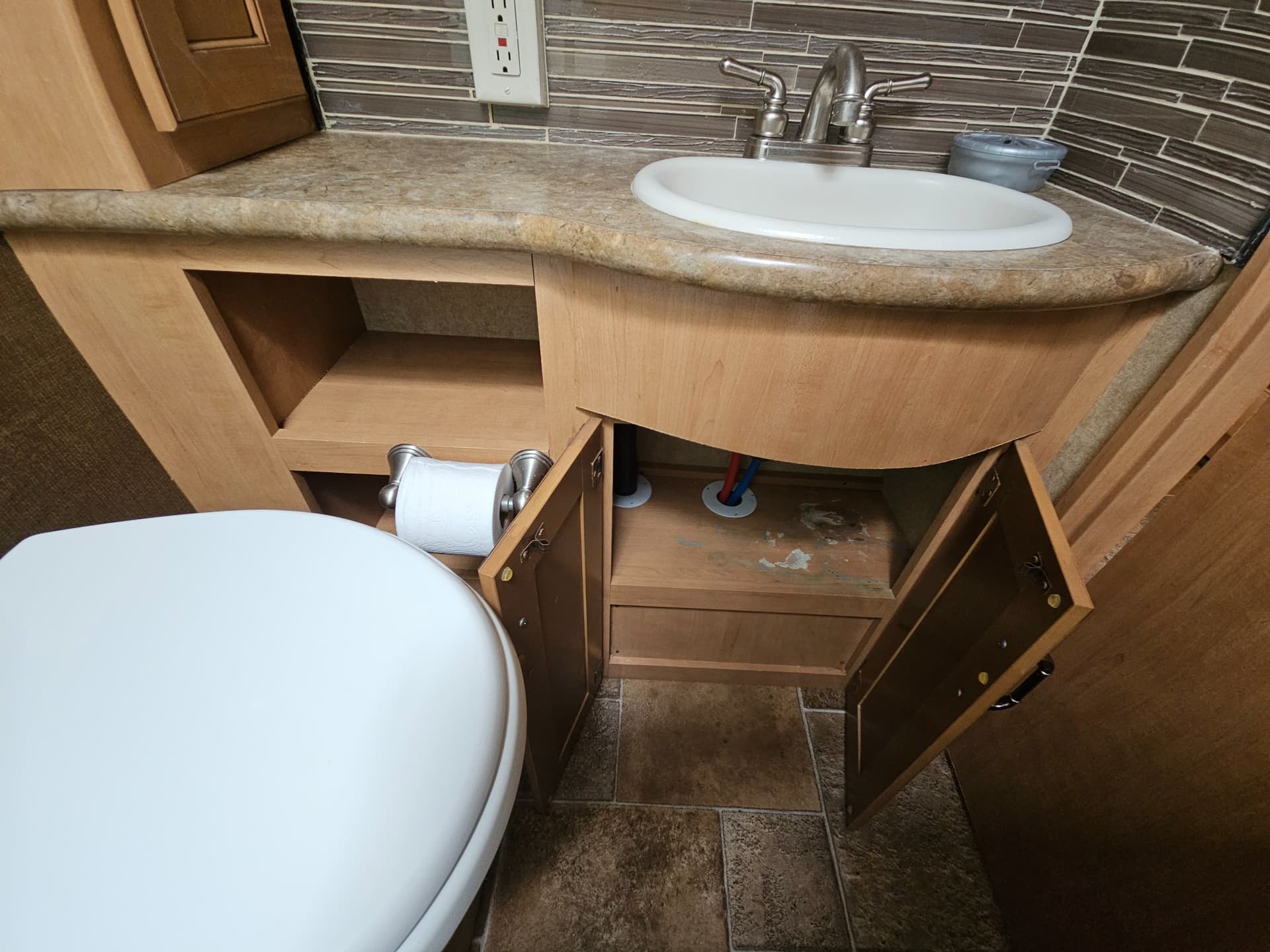 2015 Thor Motor Coach 2015 Thor Motor Coach Hurricane - thumbnail 18