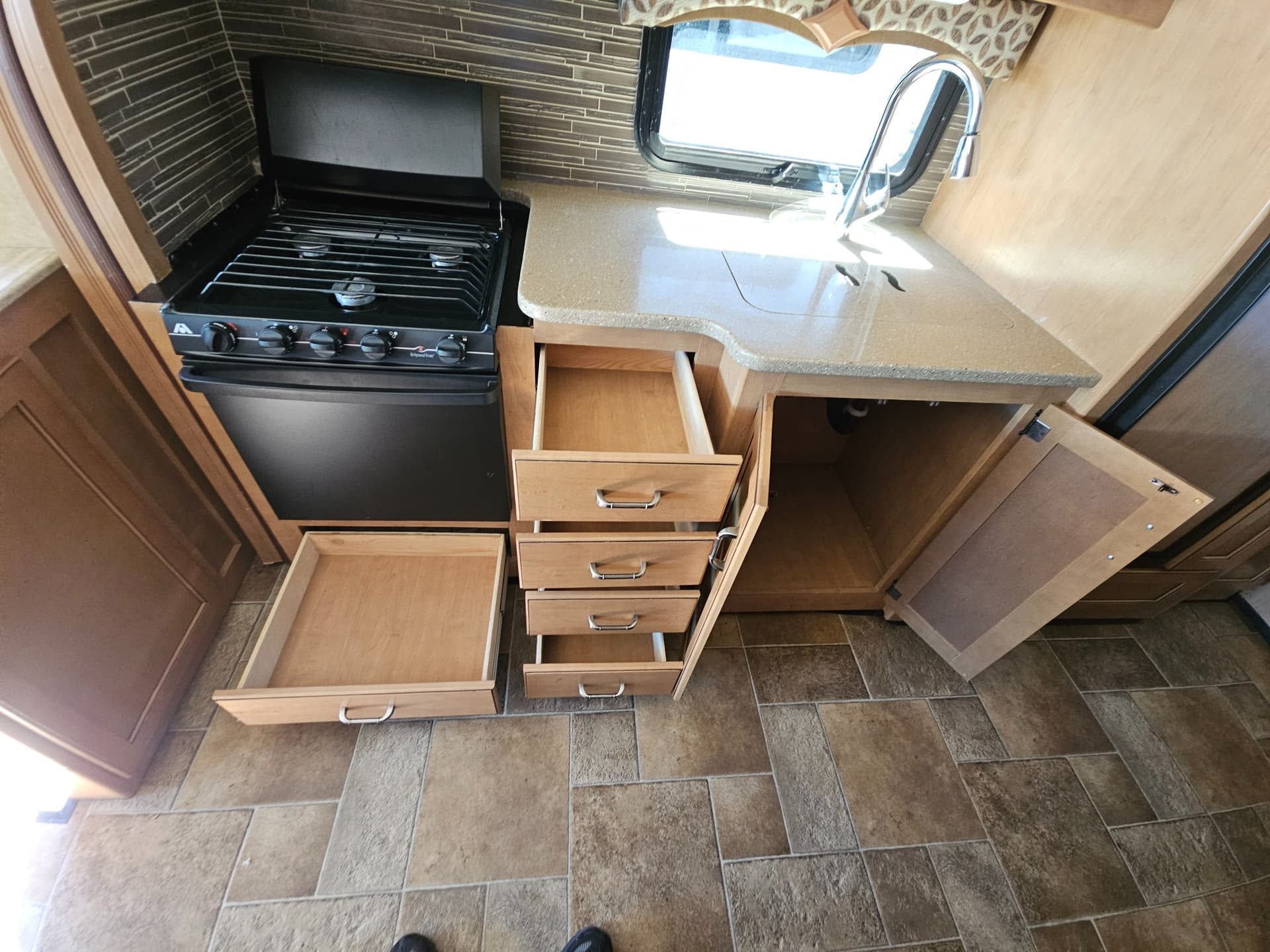 2015 Thor Motor Coach 2015 Thor Motor Coach Hurricane - thumbnail 32