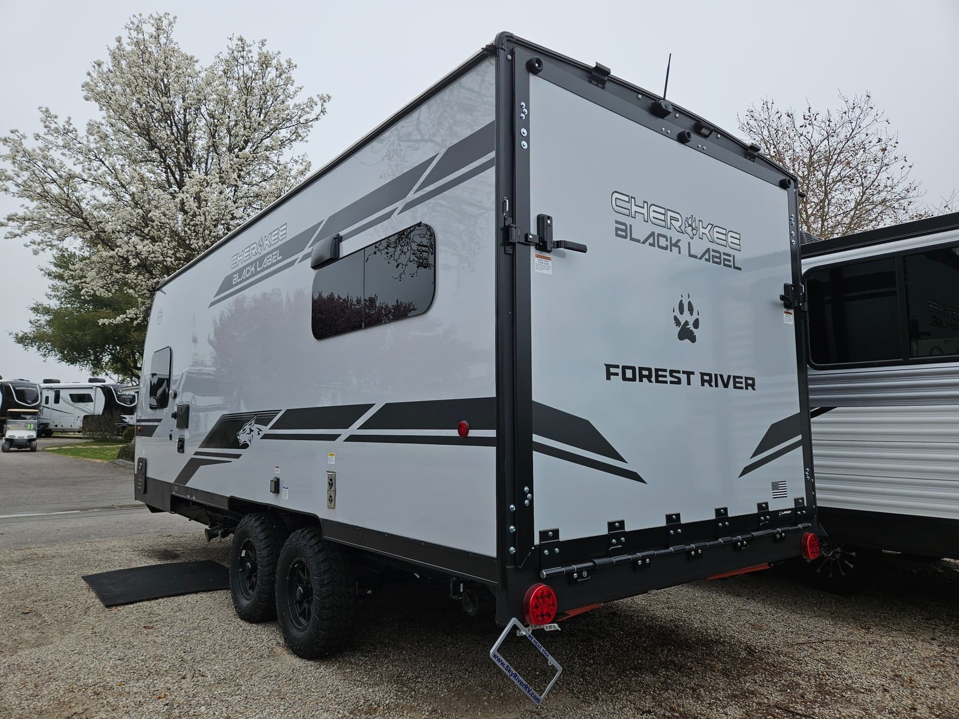 2026 Forest River 2026 Forest River Cherokee Grey Wolf Black Label Toy Hauler - thumbnail 4