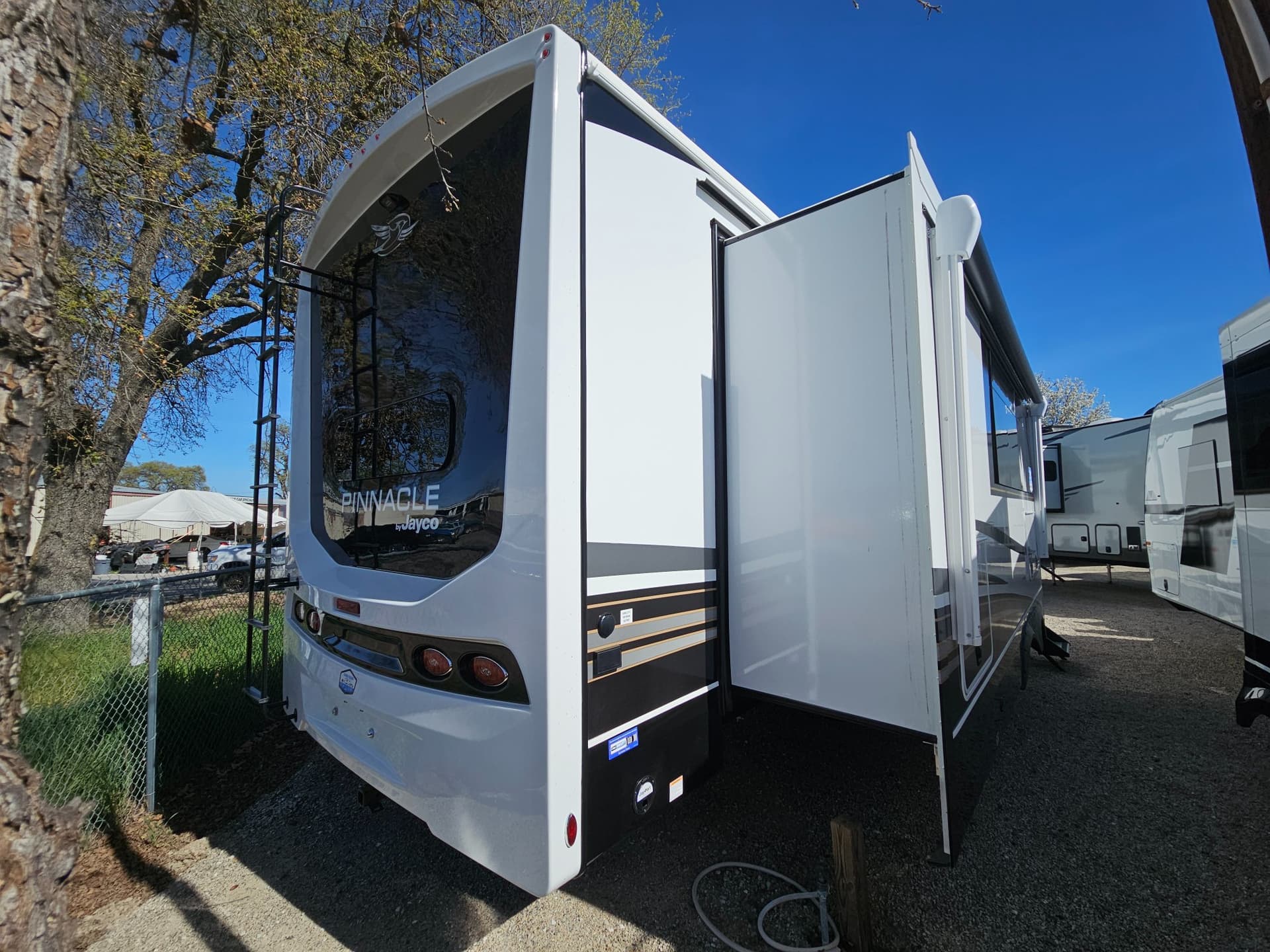 2026 Jayco 2026 Jayco Pinnacle - thumbnail 3