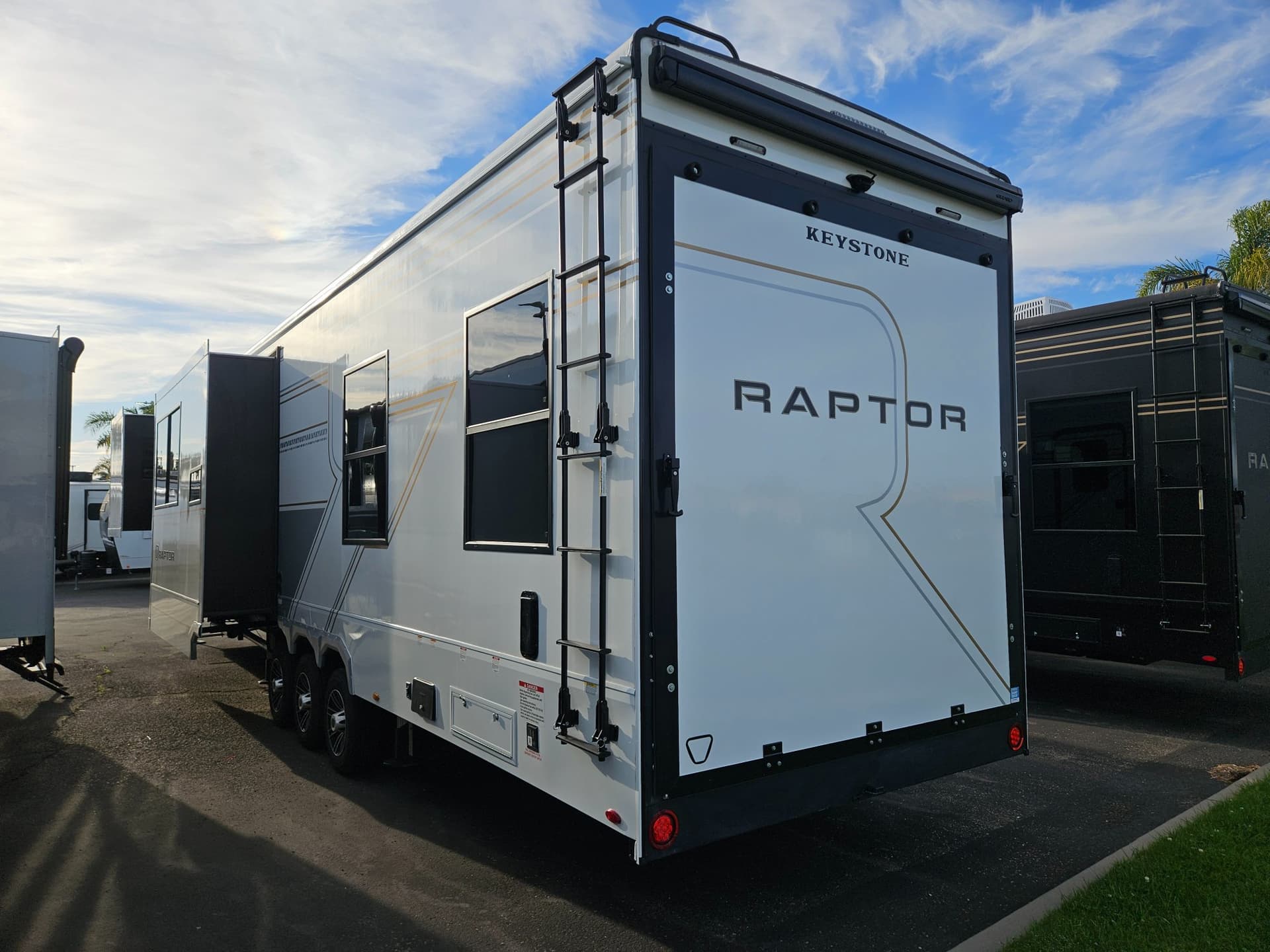 2026 Keystone RV 2026 Keystone RV Raptor - thumbnail 3