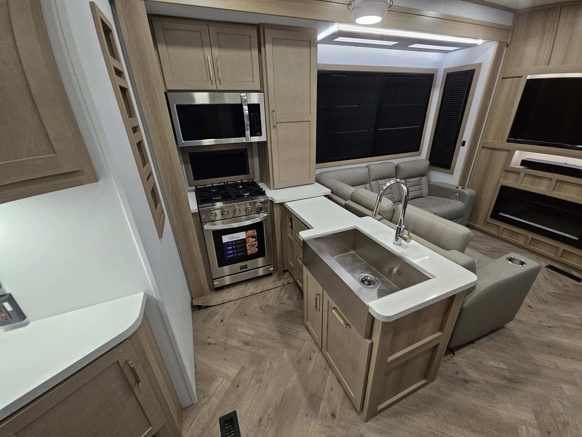 2026 Keystone RV 2026 Keystone RV Raptor - thumbnail 14