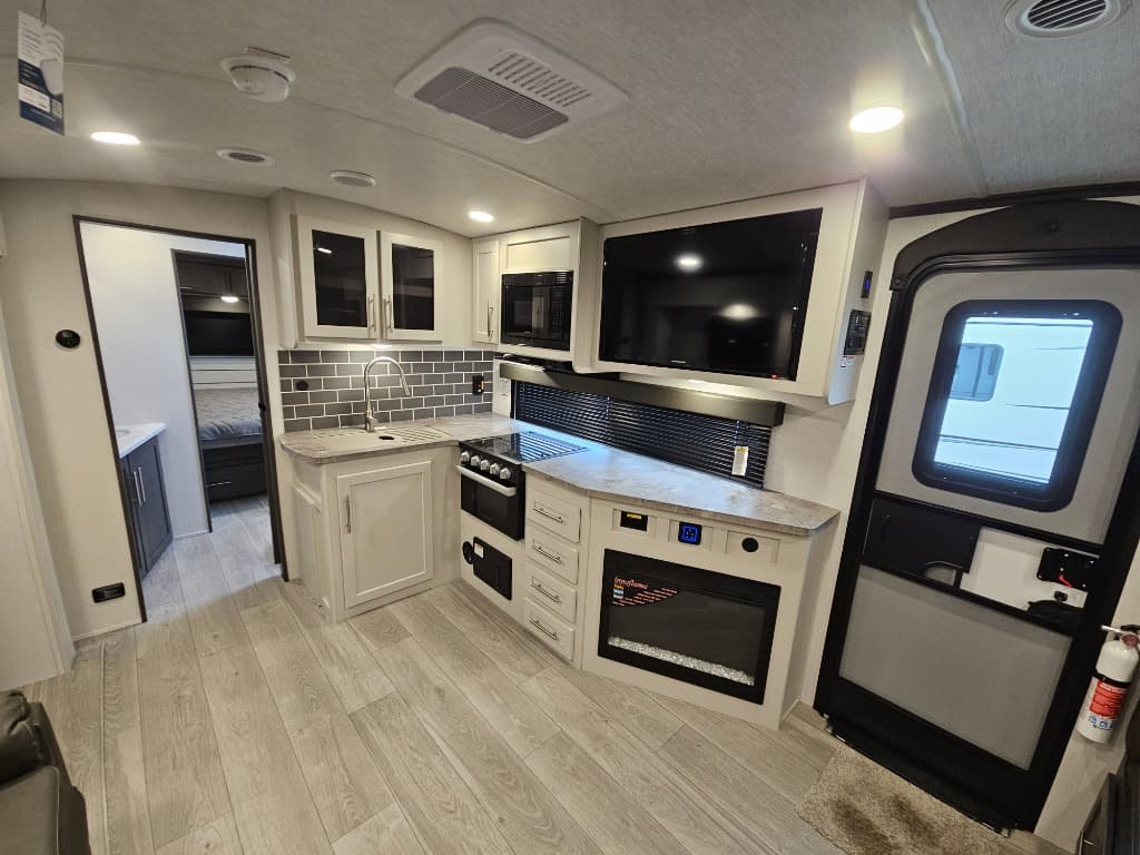 2025 Keystone RV 2025 Keystone RV Cougar Half-Ton - thumbnail 7
