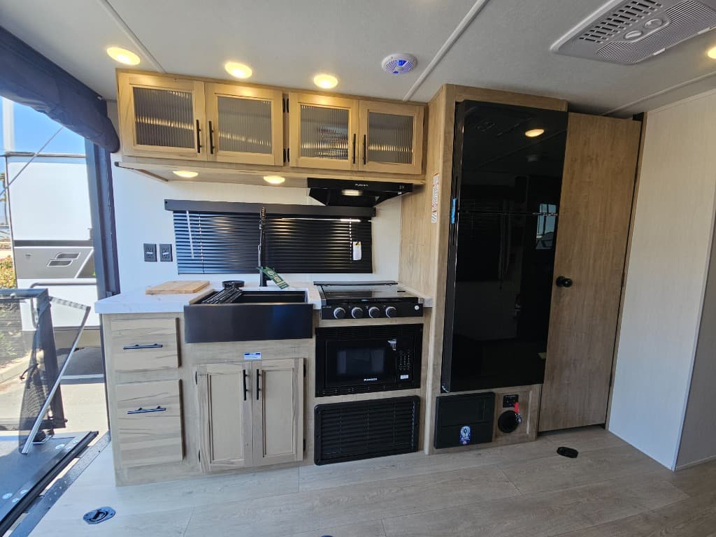 2026 Forest River 2026 Forest River Cherokee Grey Wolf Toy Hauler - thumbnail 11