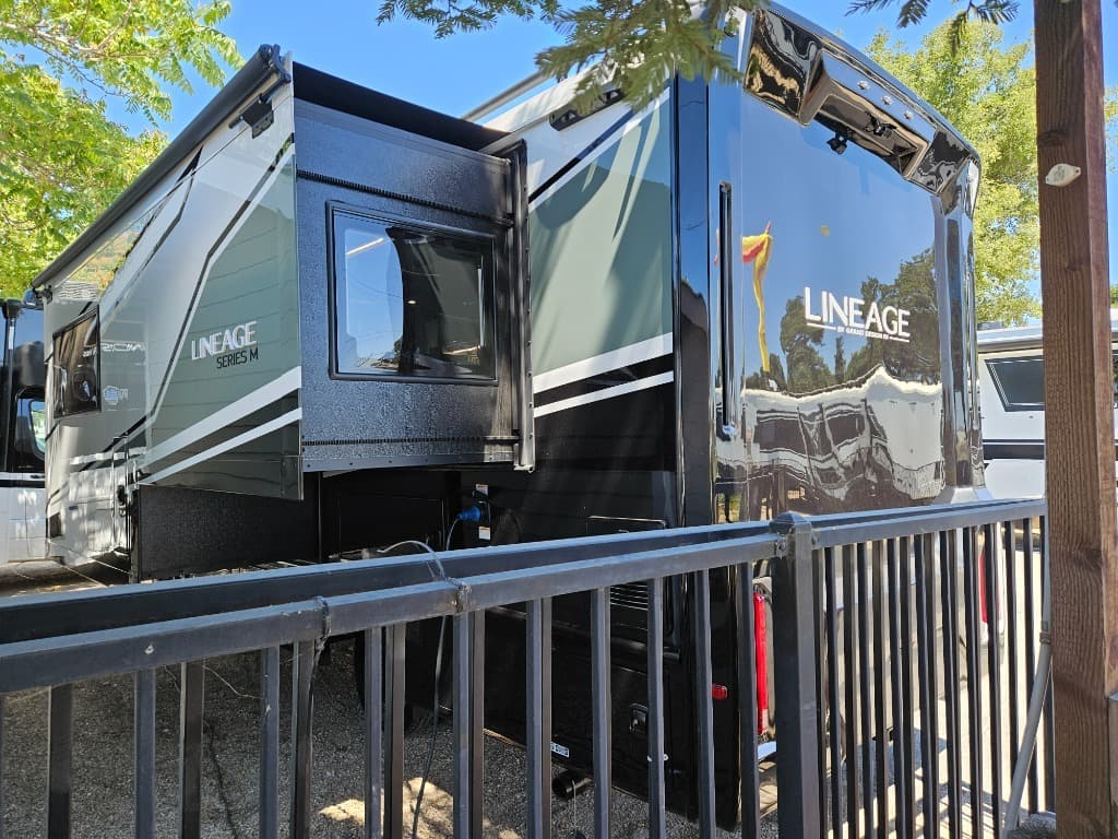 2026 Grand Design 2026 Grand Design Lineage Series M - thumbnail 5