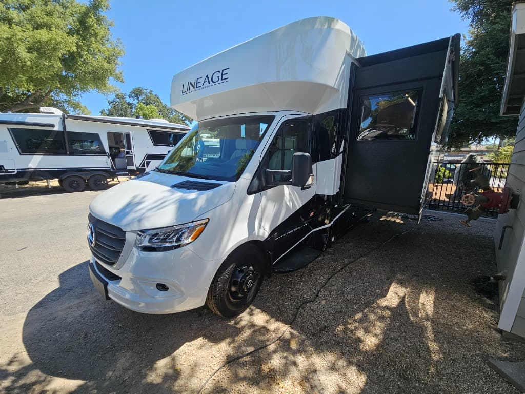 2026 Grand Design 2026 Grand Design Lineage Series M - thumbnail 6