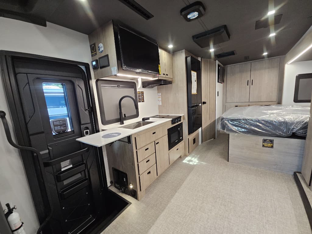 2026 Grand Design 2026 Grand Design Lineage Series M - thumbnail 9