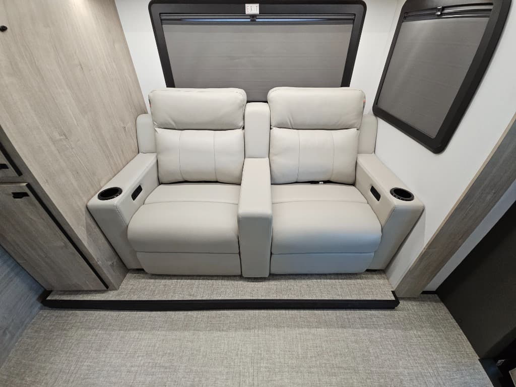 2026 Grand Design 2026 Grand Design Lineage Series M - thumbnail 11