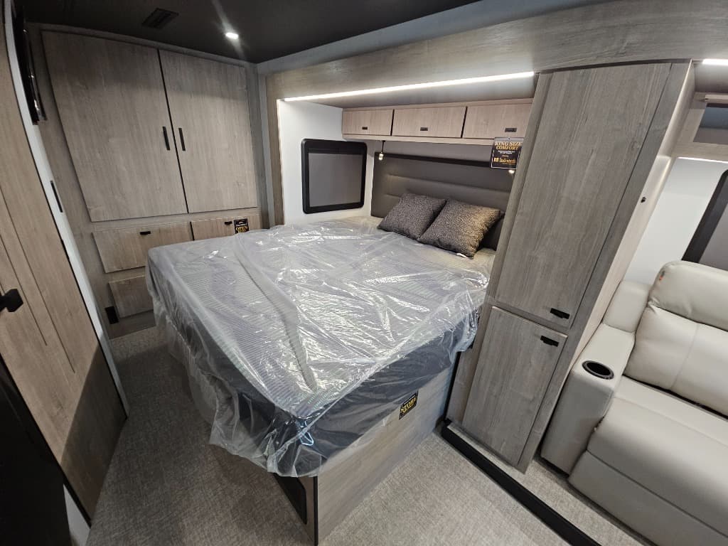 2026 Grand Design 2026 Grand Design Lineage Series M - thumbnail 14