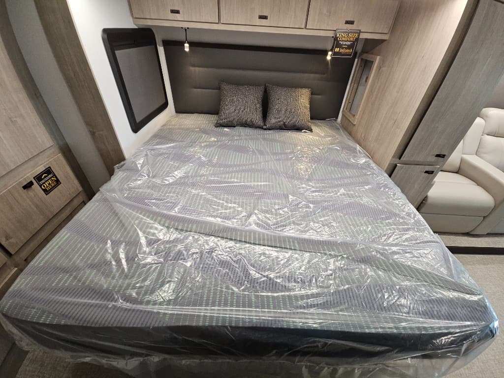 2026 Grand Design 2026 Grand Design Lineage Series M - thumbnail 15