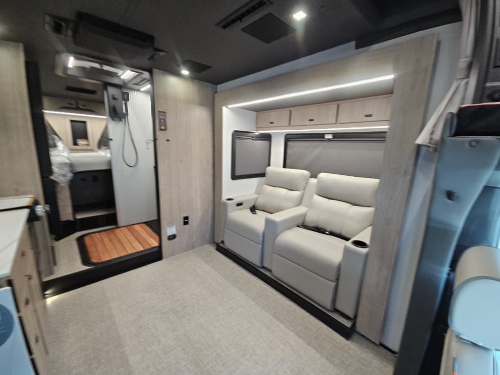 2026 Grand Design 2026 Grand Design Lineage Series M - thumbnail 7