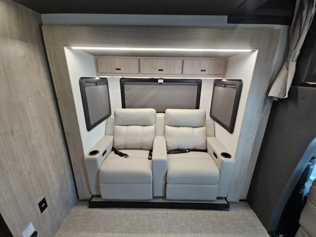 2026 Grand Design 2026 Grand Design Lineage Series M - thumbnail 9