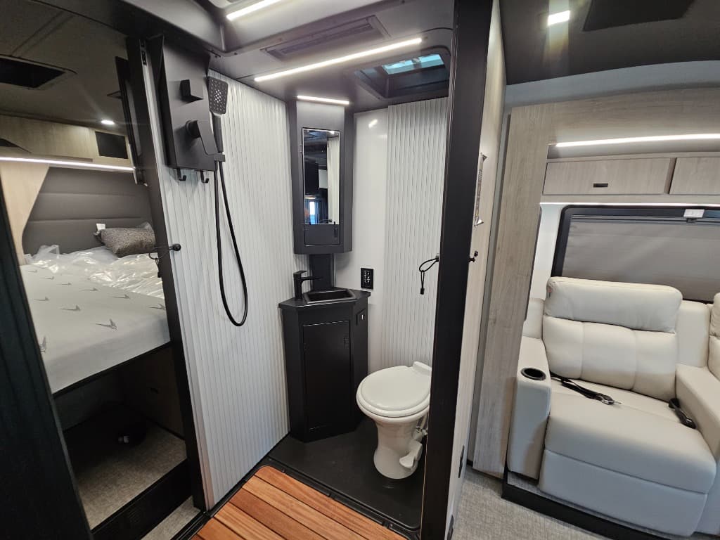 2026 Grand Design 2026 Grand Design Lineage Series M - thumbnail 12