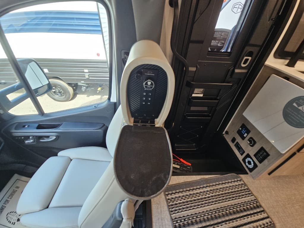 2026 Grand Design 2026 Grand Design Lineage Series M - thumbnail 42