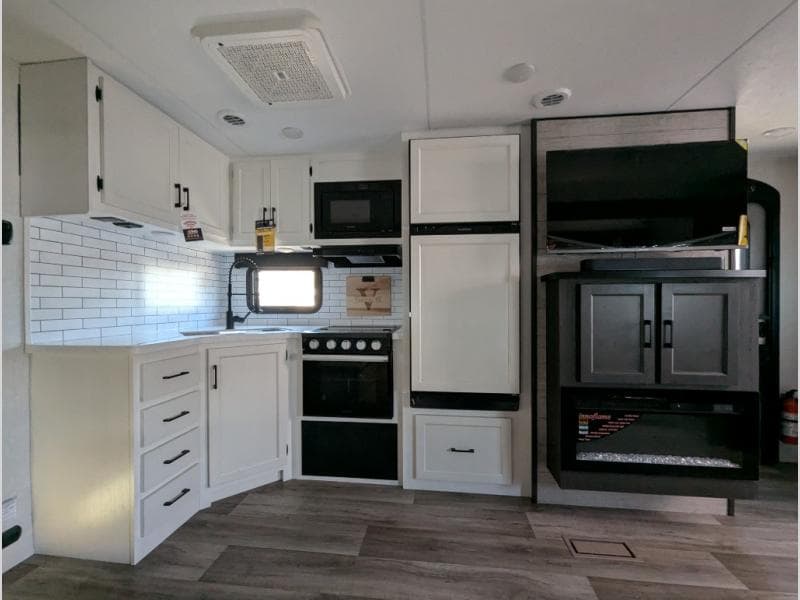 2025 Venture RV 2025 Venture RV SportTrek Touring Edition - thumbnail 4