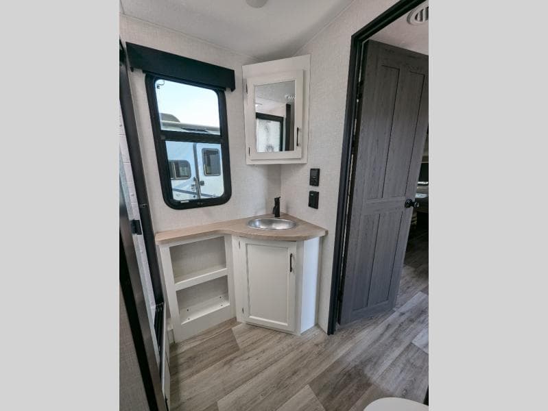 2025 Venture RV 2025 Venture RV SportTrek Touring Edition - thumbnail 8